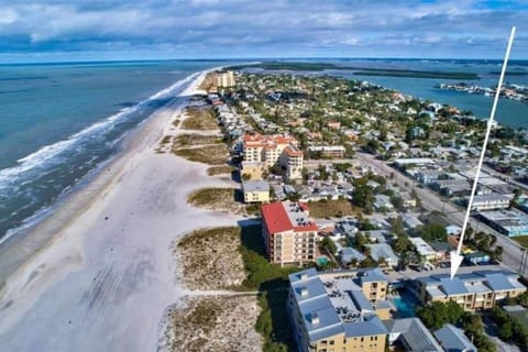 Coastal Condo Amazing Location! 50 Steps to the Beach Apartment in Clearwater Beach