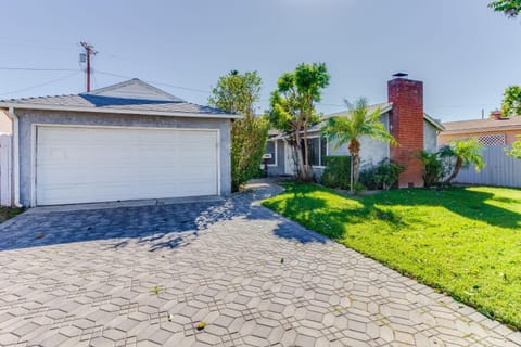 4 bedroom house with a pool House in Reseda