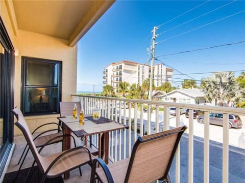 5 Star 30 Steps from Beach l 3m Walk to Rest & Shops Apartment in Clearwater Beach