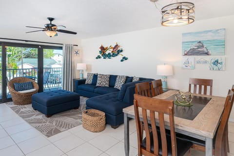 5 Star 30 Steps from Beach l 3m Walk to Rest & Shops Apartment in Clearwater Beach