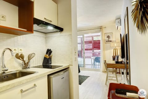 Kitchen or kitchenette, Dining area, air conditioner