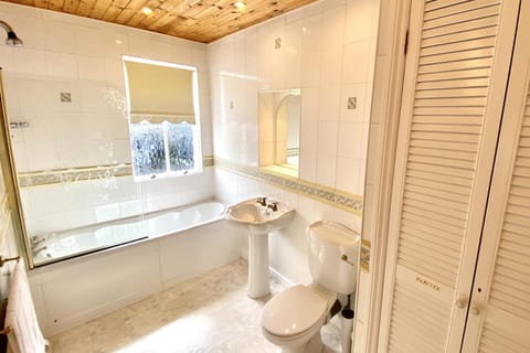 2 Bed House Sleeps 4 - Garden Parking & Pets House in Keswick