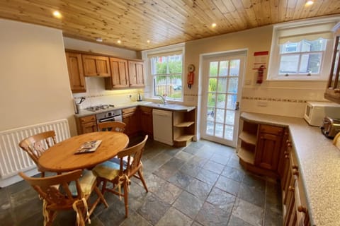 2 Bed House Sleeps 4 - Garden Parking & Pets House in Keswick