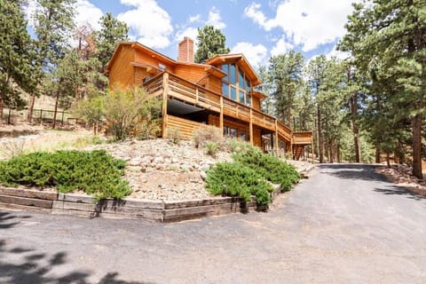 Private Hot Tub Overlooking Pikes Peak Apartment in Woodland Park