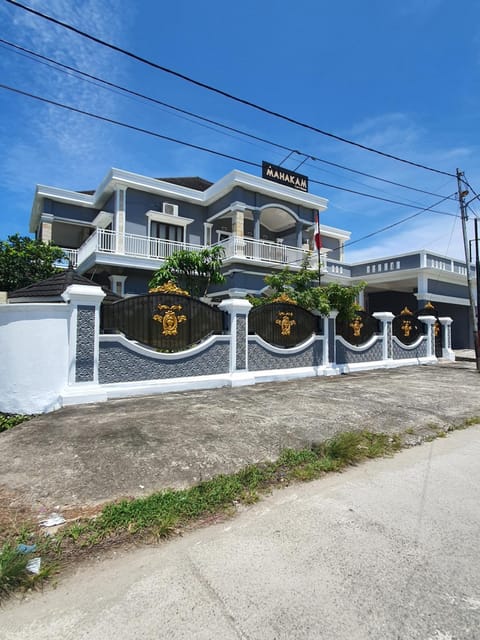 Mahakam Guest House Bed and Breakfast in Padang