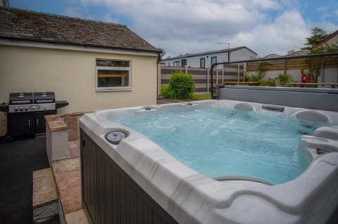 Pendeilo Villa - 5 Bedroom Holiday Home - Amroth House in Amroth