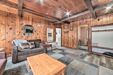 Cozy Prudenville Cabin Walk to Houghton Lake Casa in Prudenville