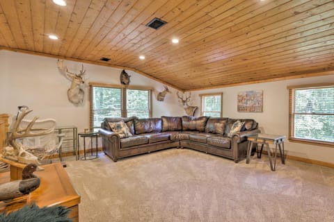Secluded Leesburg Retreat with Private Hot Tub! Casa in Catoctin