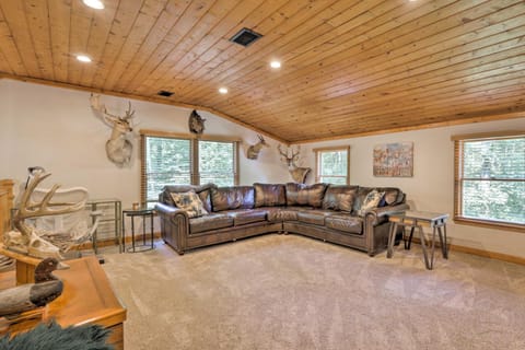 Secluded Leesburg Retreat with Private Hot Tub! Maison in Catoctin