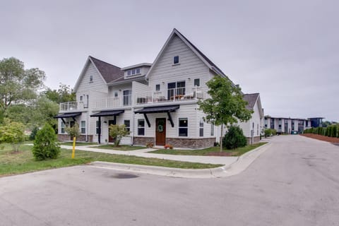 Riverfront Sheboygan Townhome with Grill! Maison in Sheboygan