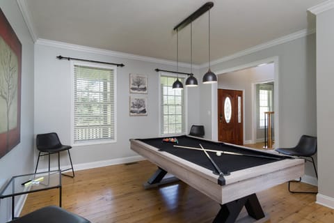 Billiard, Game Room