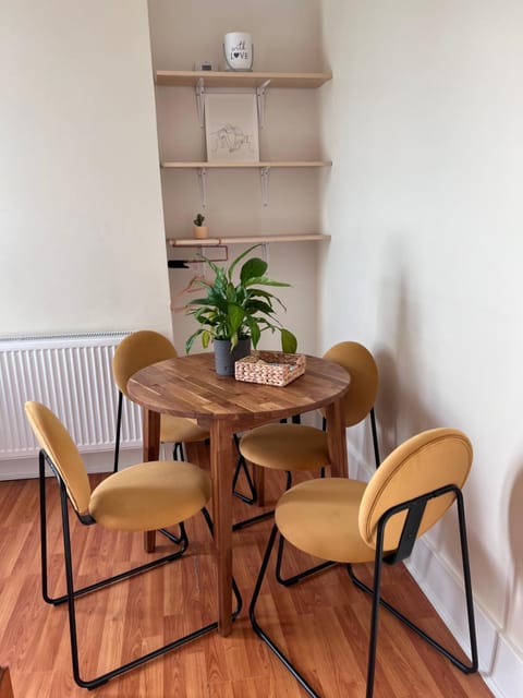 Seating area, Dining area, Meals