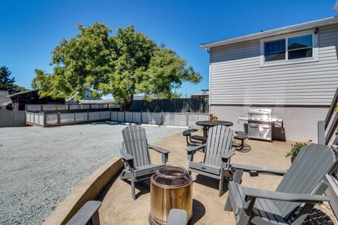 North Bend Home with Cornhole Court and Putting Green Haus in Coos Bay