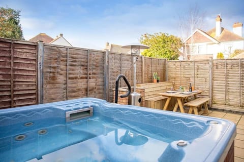 Stunning 4br House for 10 Near Beach w Hot Tub House in Bognor Regis