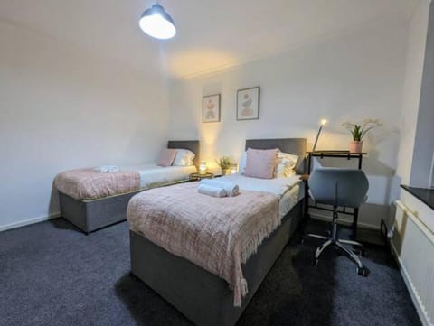 3 Bedroom House Near Bolton Town Centre, Quiet, Parking, Garden, near Motorway Condo in Haulgh