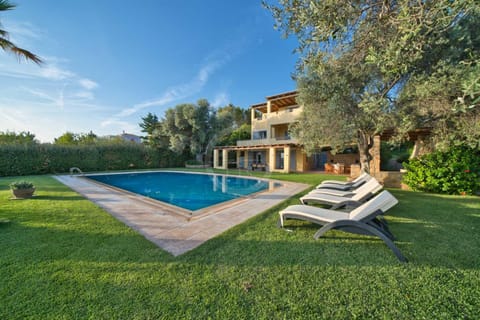 Property building, Patio, Garden view, Pool view, Swimming pool, sunbed