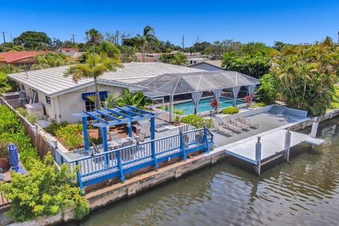 Waterfront Luxury Villa with Heated Pool, Deck, BBQ Villa in Oakland Park