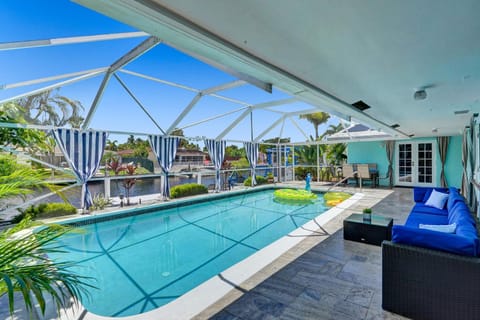 Waterfront Luxury Villa with Heated Pool, Deck, BBQ Villa in Oakland Park