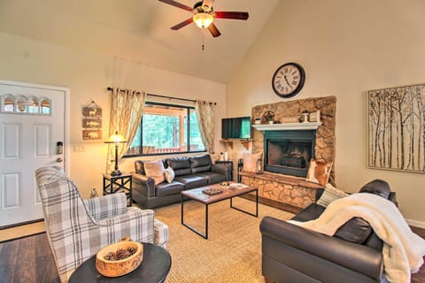 Charming Show Low Cabin with Fire Pit Near Hiking! Haus in Show Low