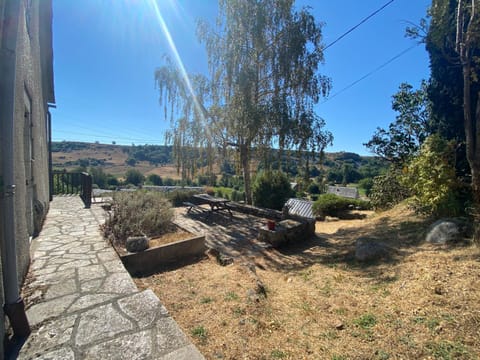 Maison de village avec terrasse et jardin Saint Urcize House in Auvergne-Rhône-Alpes