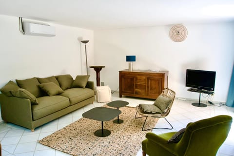 Communal lounge/ TV room, TV and multimedia, Living room, air conditioner