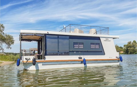 1 Bedroom Stunning Ship In Havelsee Ot Ktzkow Docked boat in Brandenburg