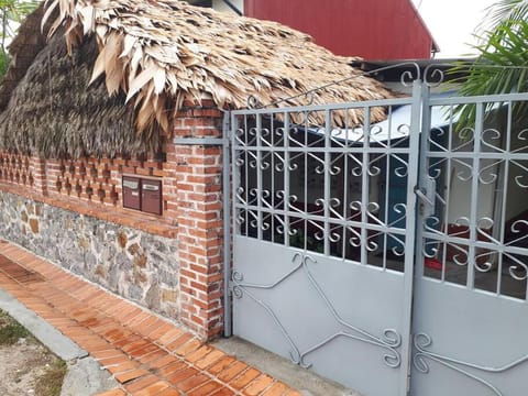 Maison dans le quartier historique de St Laurent Résidence Colibri House in French Guiana