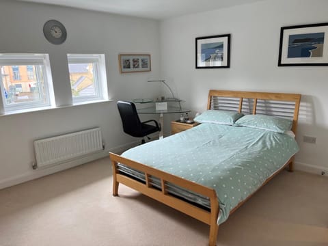 Peterborough, Hampton Vale Lakeside En-Suite Large Double bedroom with great modern facilities Vacation rental in Huntingdonshire District