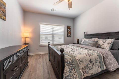 Nest - a cheerful 4 bedroom, 4.5 bath new townhome in Aggieland Apartment in College Station