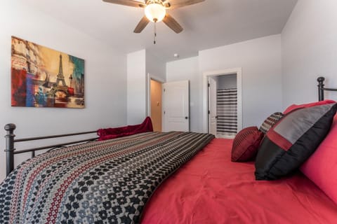 Nest - a cheerful 4 bedroom, 4.5 bath new townhome in Aggieland Apartment in College Station