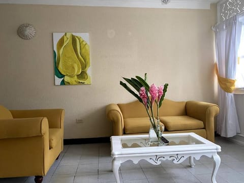 Lush Tropical apartment located in a 4-star resort Condominio in Runaway Bay