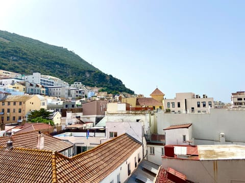 Stunning City Centre Penthouse with Private Balcony - Grand Central House Condo in Gibraltar