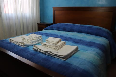 Bed, towels