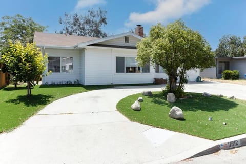 Large 5 bedroom charmer wIth pool House in Sun Valley