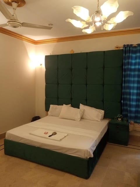 Hill view Guest House near continental bakery Johar Darul sehat, Agha khan and Liaqat Hospital Bed and Breakfast in Karachi