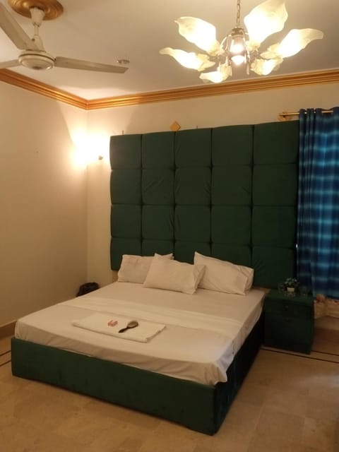 Hill view Guest House near continental bakery Johar Darul sehat, Agha khan and Liaqat Hospital Bed and Breakfast in Karachi