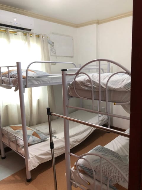 THE MANSION - BACKPACKERS Near AIRPORT Condo in Pasay