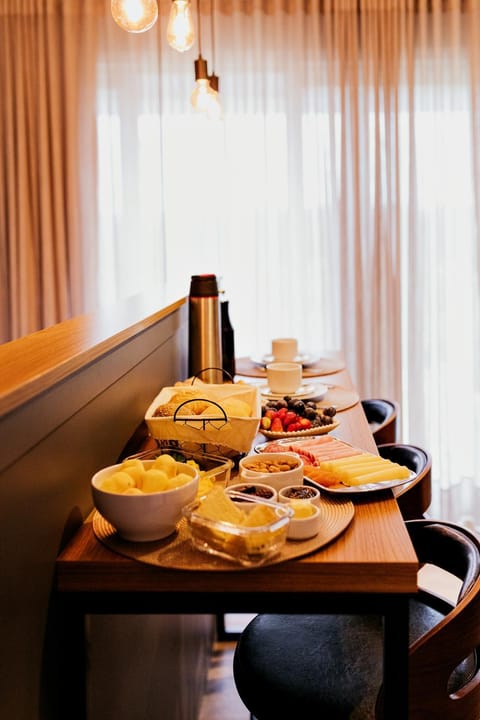 Dining area, Breakfast