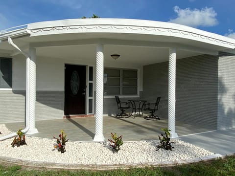 Cozy 3-bed home close to beautiful beaches. Casa in New Port Richey