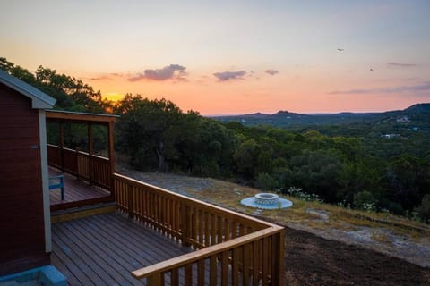 Get away and relax here! Gorgeous views House in Canyon Lake