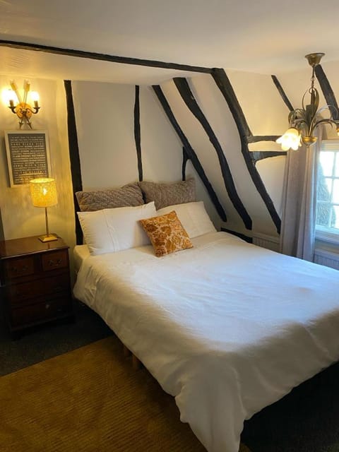 Quirky 18th Century Thatched Cottage House in Huntingdonshire District