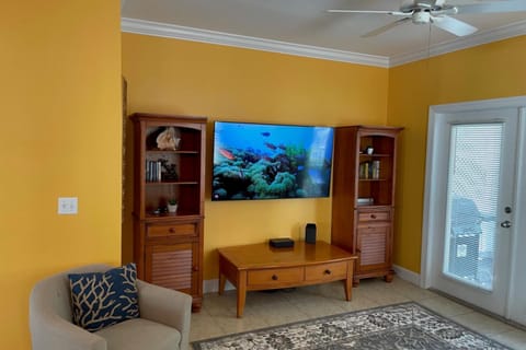 Coral Garden by AvantStay Great Location w Balcony Shared Pool Month Long Stays Only House in Stock Island