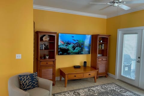 Coral Garden by AvantStay Great Location w Balcony & Shared Pool House in Stock Island