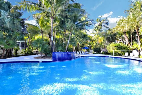 Coral Breeze by AvantStay Close to Beach w Balcony Shared Pool Month Long Stays Only House in Stock Island