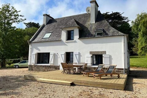 Breton holiday home with sea view, Plougasnou House in Plougasnou