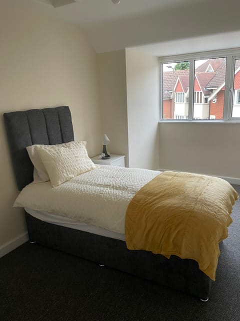 Large 4 Bedroom Sleeps 8, Spacious Apartment for Contractors and Holidays near Bedford Centre - 1 FREE PARKING SPACE & FREE WIFI Condo in Bedford
