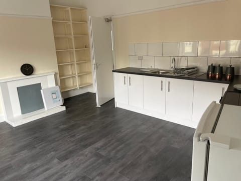 Large 4 Bedroom Sleeps 8, Spacious Apartment for Contractors and Holidays near Bedford Centre - 1 FREE PARKING SPACE & FREE WIFI Apartment in Bedford