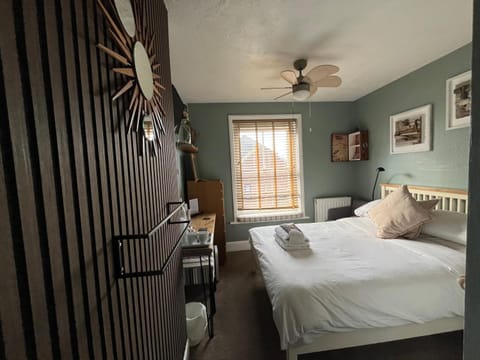 Bed, Photo of the whole room, Bedroom, air conditioner