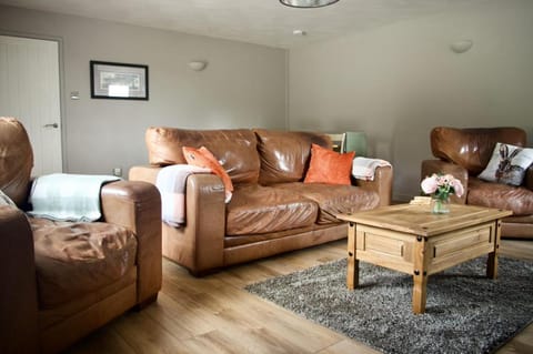 Converted Stables at Peaceful Family Farm Stay Apartamento in Martletwy