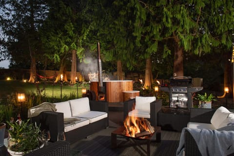 Patio, Night, BBQ facilities, Garden, Hot Tub, Seating area, Evening entertainment